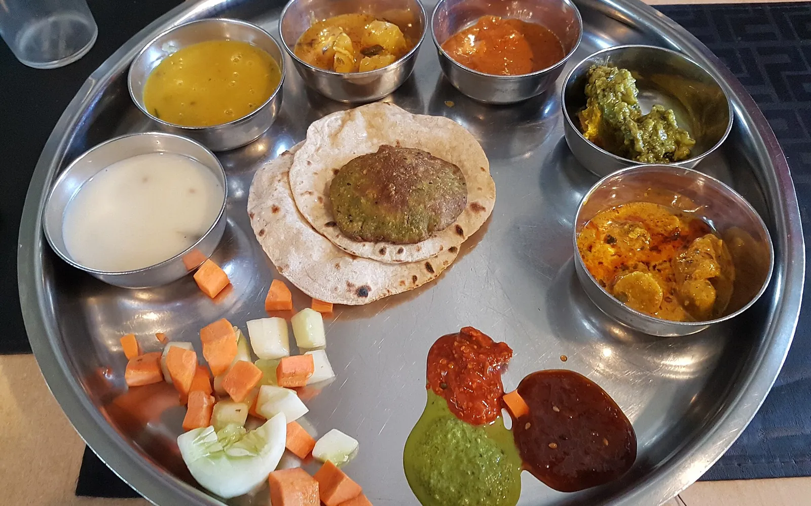 ગુજરાતી થાળી