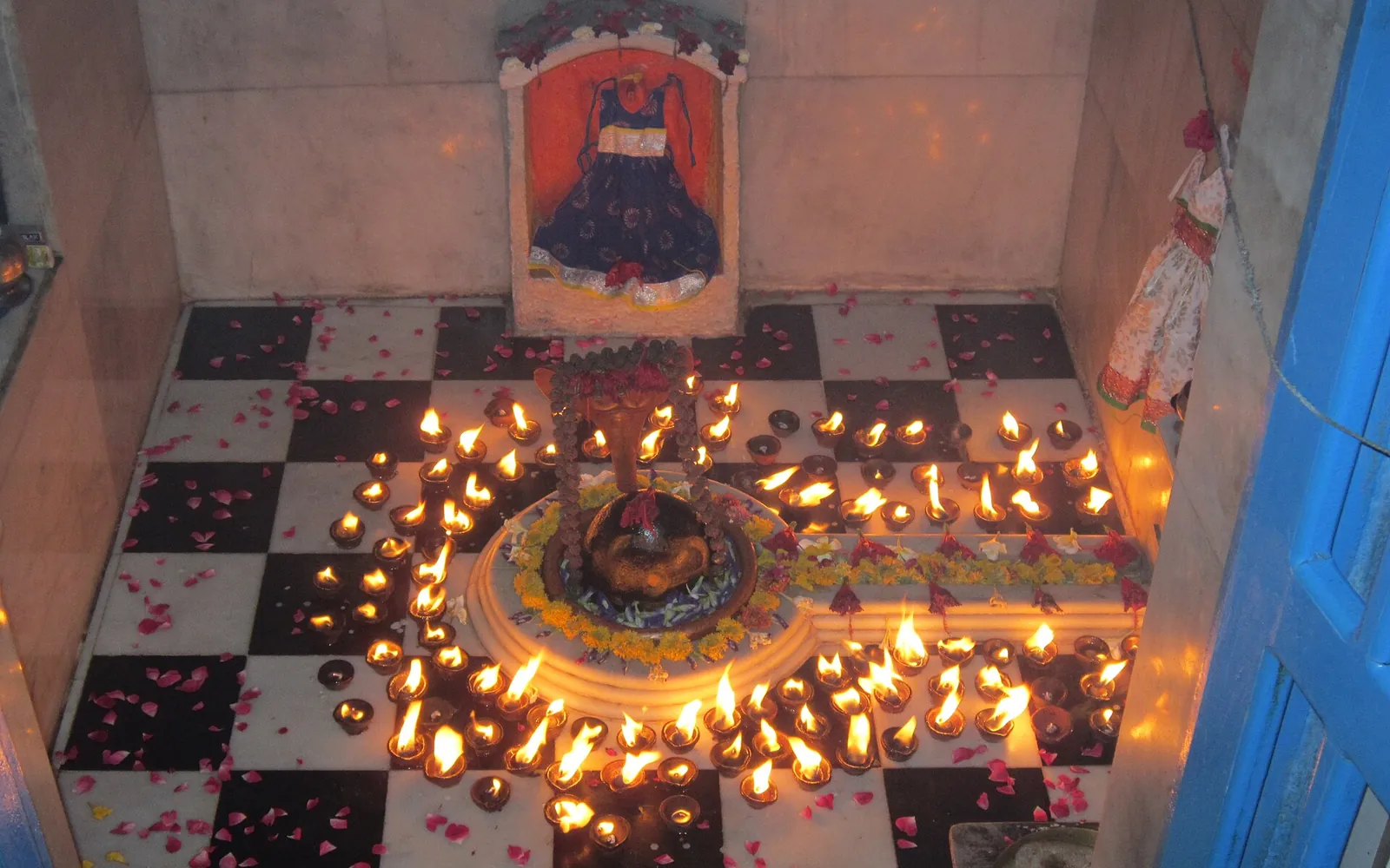 A Glimpse Inside Bhadkeshwar Mahadev Mandir Of Lord Shiva At Dwarka1